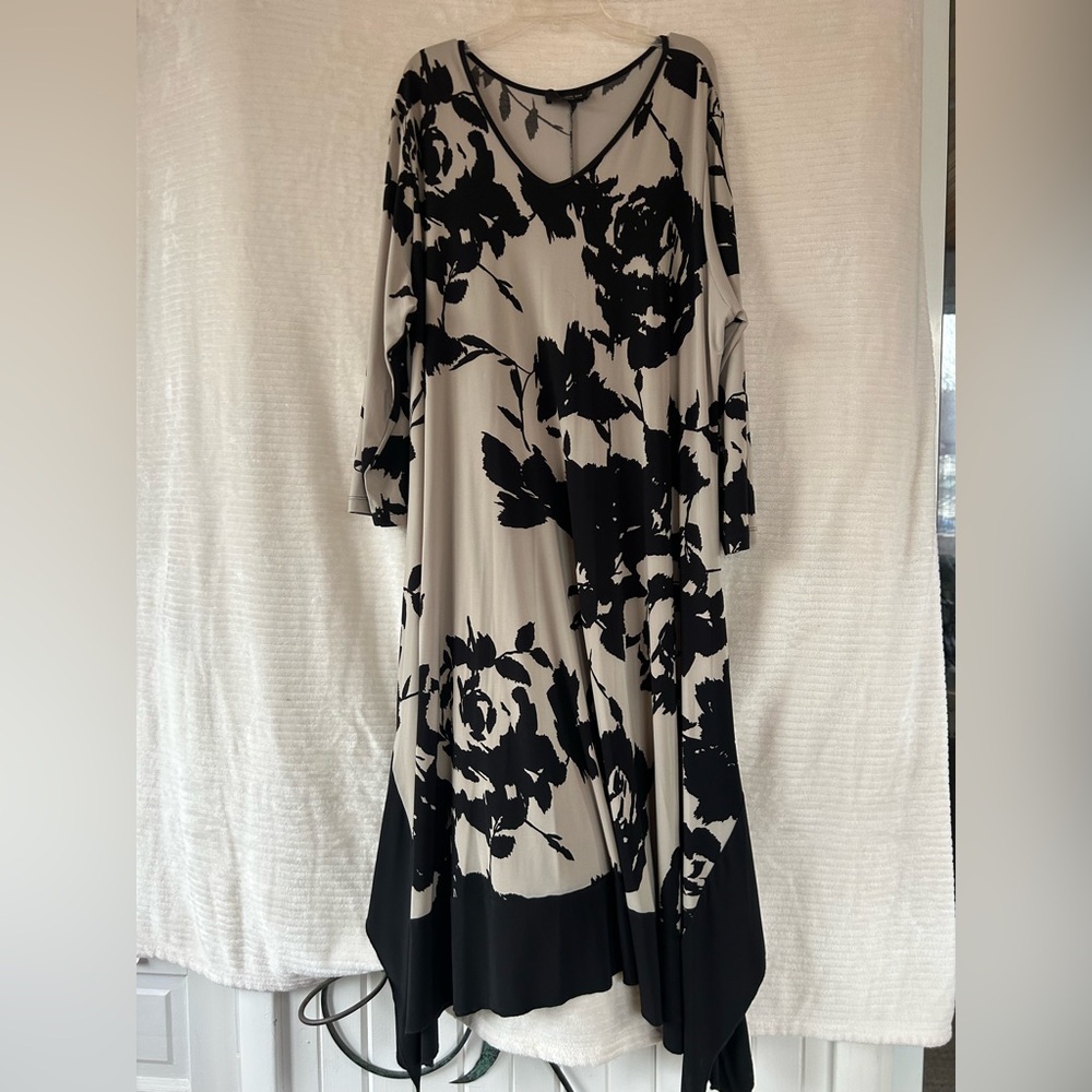 Sun Kim Black and Greige Floral Dress